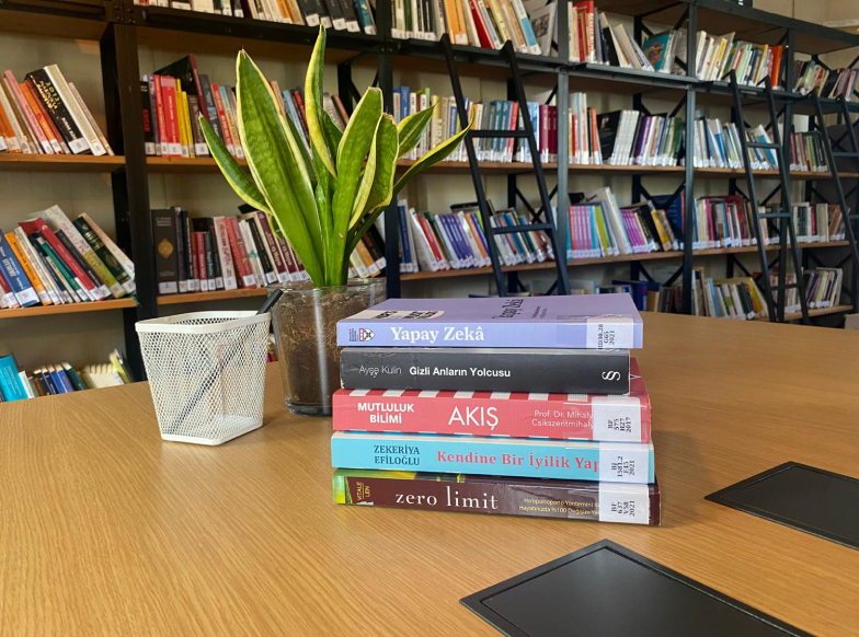 yeni işe giren kişilere bilgi veren çalışan