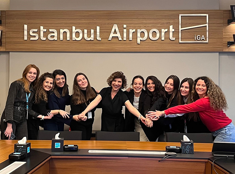 yeni işe giren kişilere bilgi veren çalışan