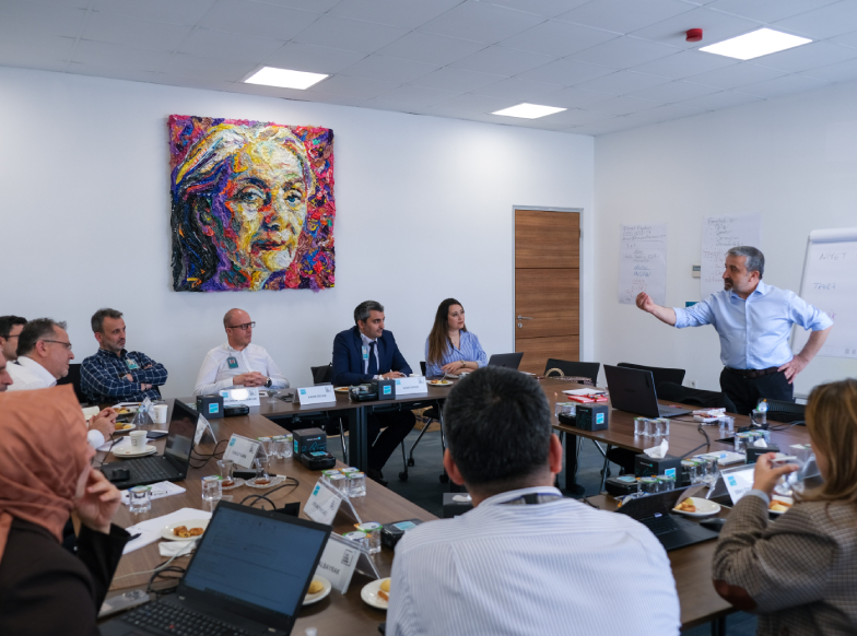 yeni işe giren kişilere bilgi veren çalışan