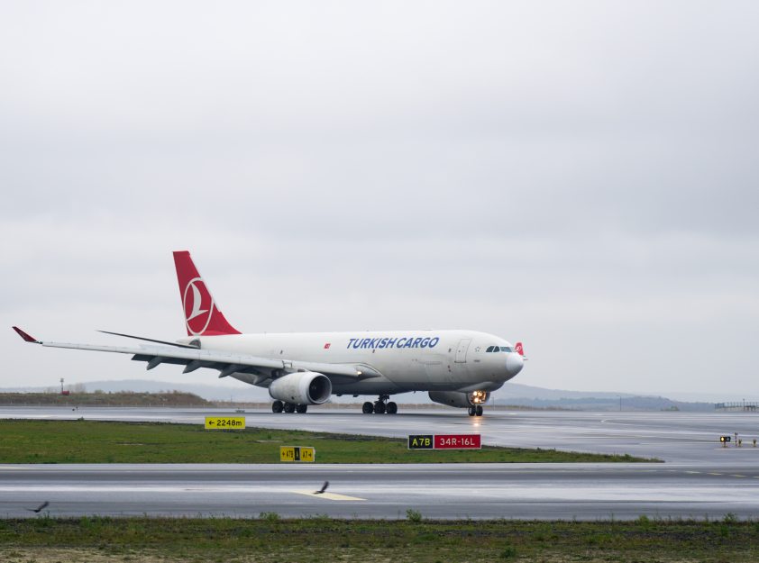 türk hava yolları kargo uçağı pistte ilerlerken