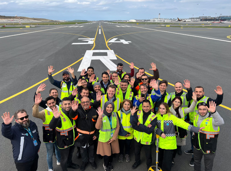 yeni işe giren kişilere bilgi veren çalışan