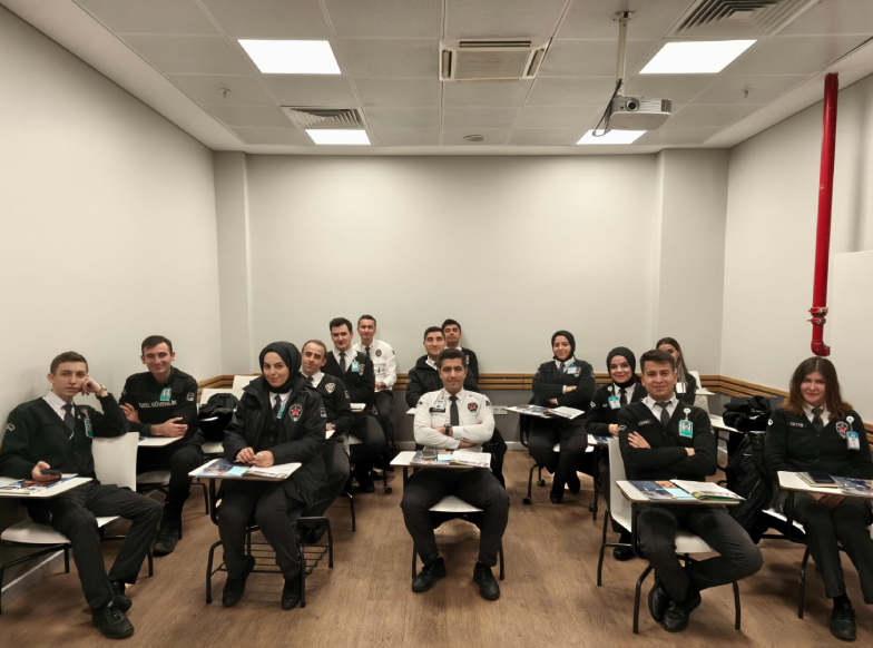 teknik eğitim veren iga eğitmeni toplantı odasında