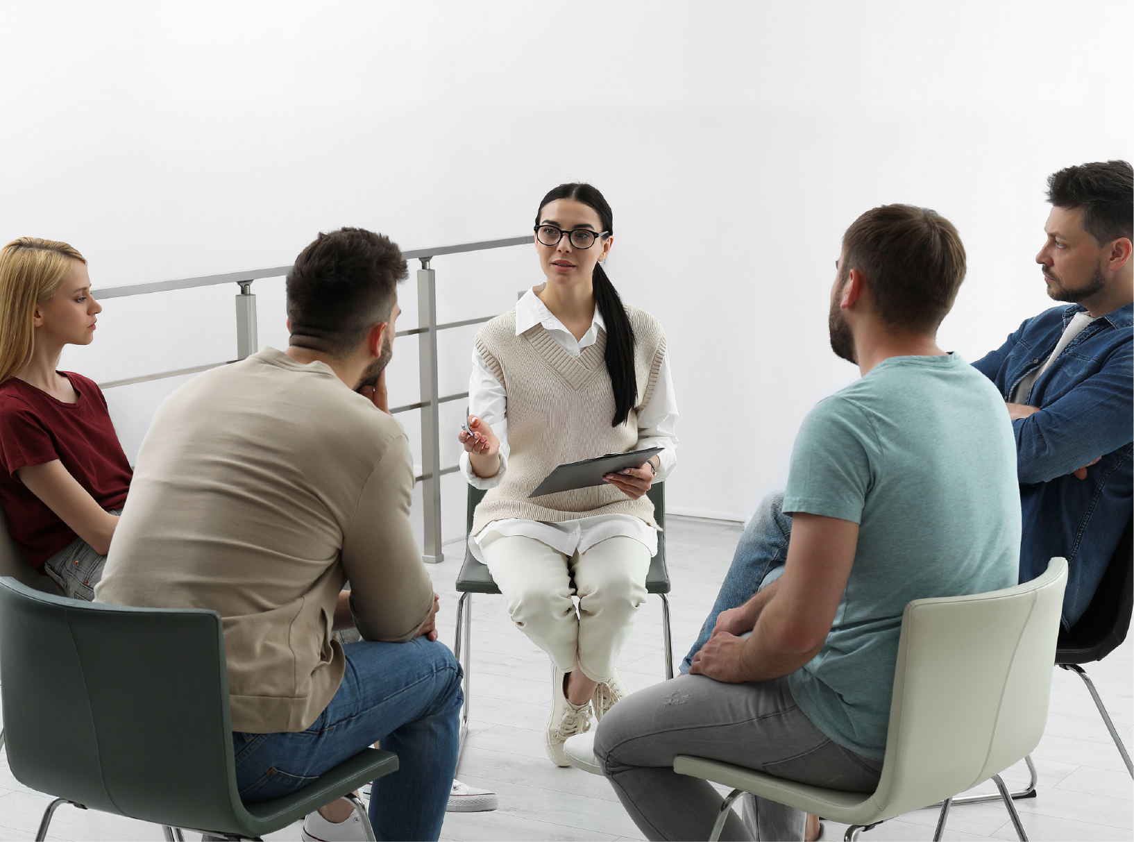 yeni işe giren kişilere bilgi veren çalışan