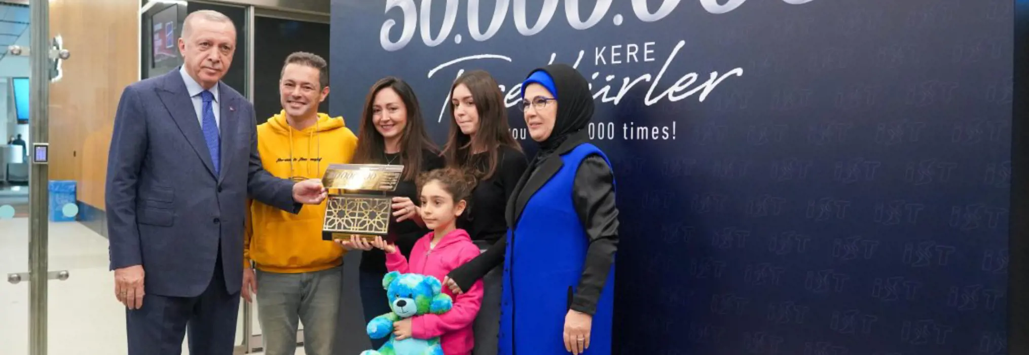 president recep tayyip erdoğan presenting the fifty millionth passenger award