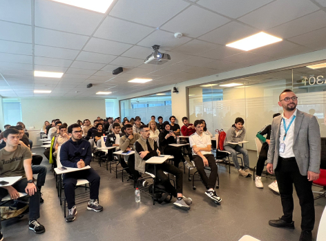 yeni işe giren kişilere bilgi veren çalışan