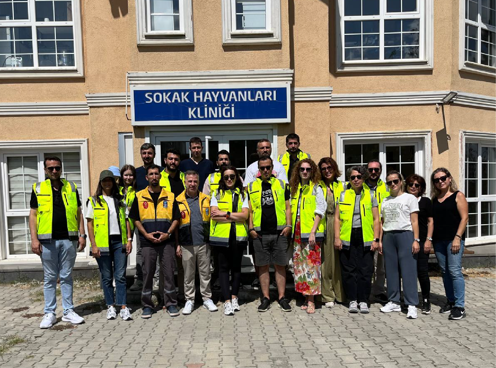 voleybol oynayan iga çalışanları