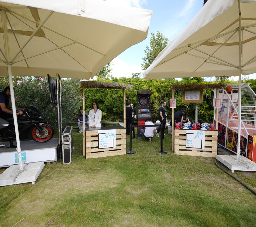 mini futbol oynayan iga çalışanları