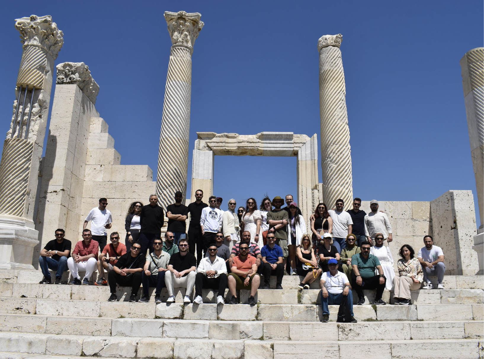 voleybol oynayan iga çalışanları