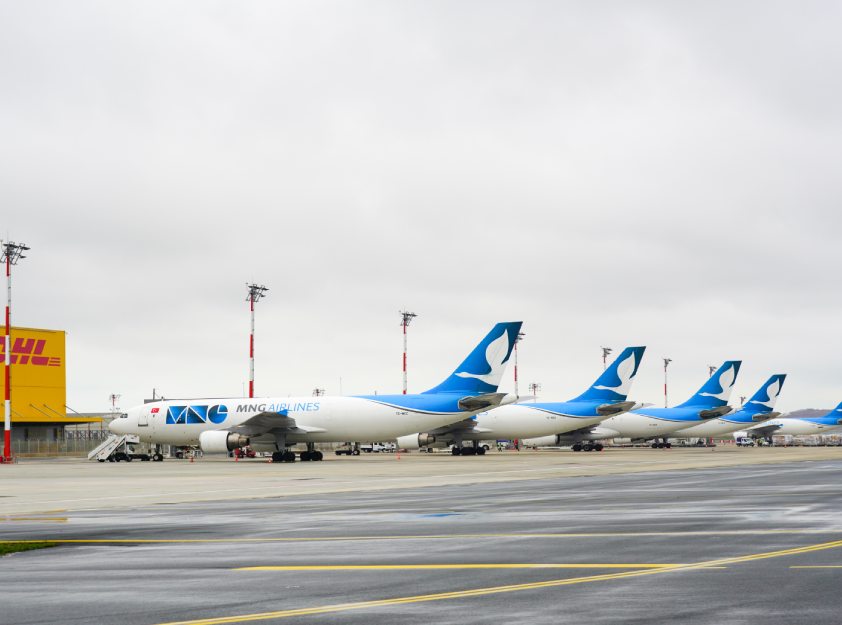 mng airlines kargo uçakları dhl kargo merkezi önünde