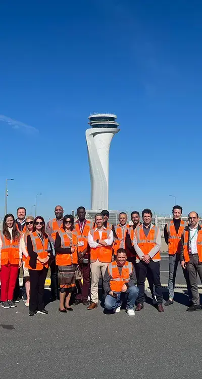 havalimanı istanbul yazısı önünde iga çalışanları