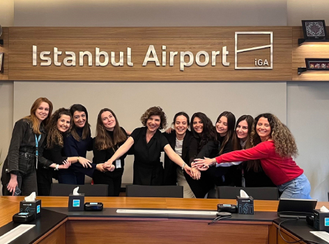 yeni işe giren kişilere bilgi veren çalışan