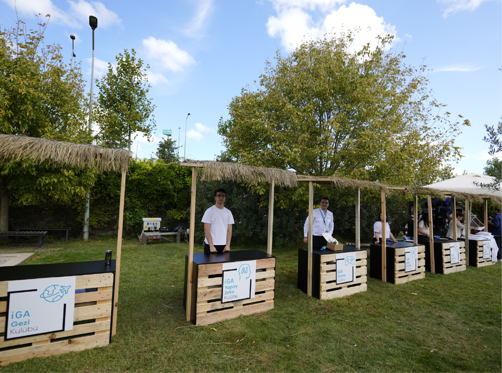 voleybol oynayan iga çalışanları