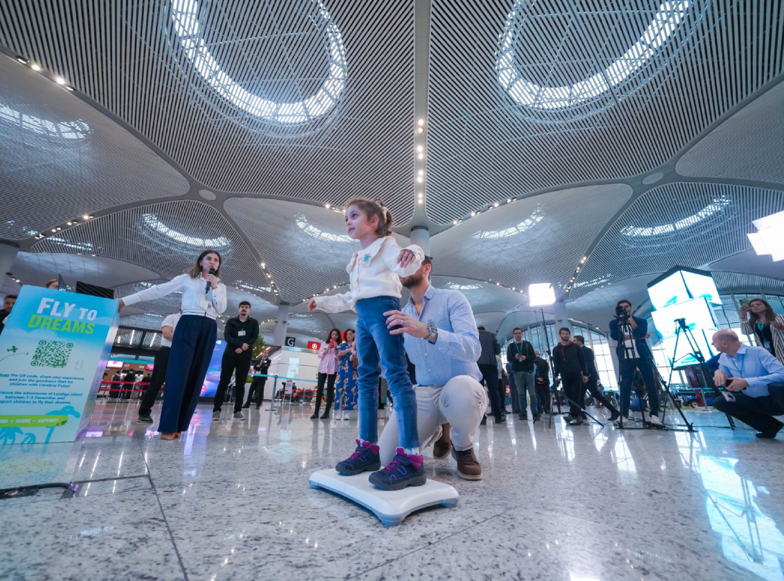istanbul havalimanında oynayan çocuk yolcu