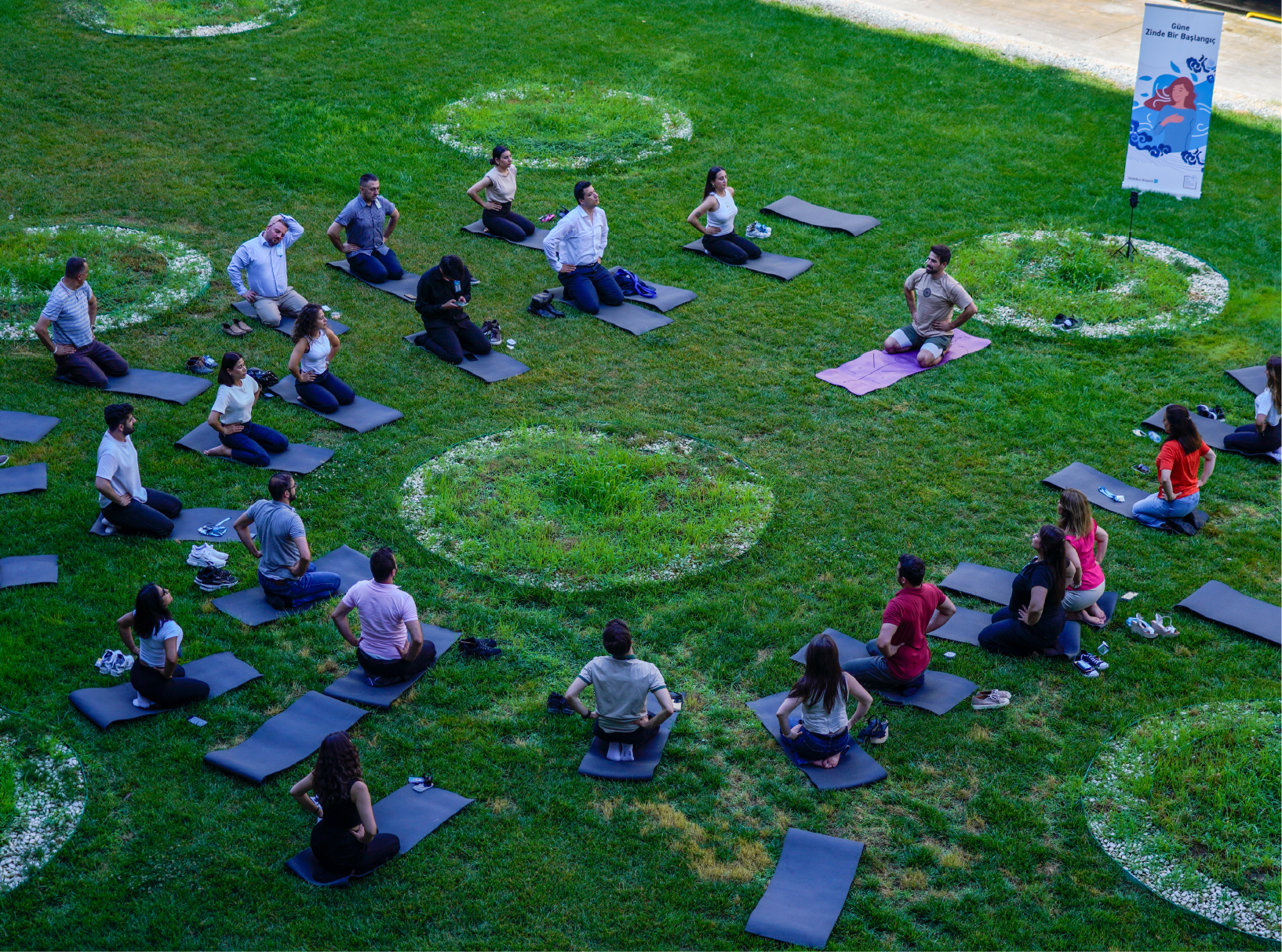 voleybol oynayan iga çalışanları
