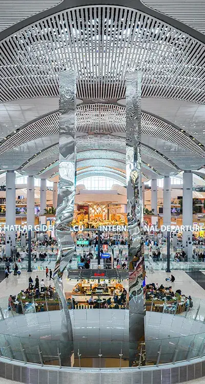 istanbul havalimanı terminal alanında dolaşan insanlar