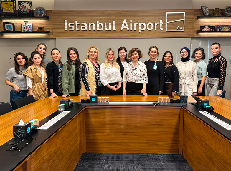 yeni işe giren kişilere bilgi veren çalışan