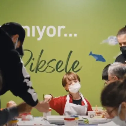 the child painting in the canvas pixse project