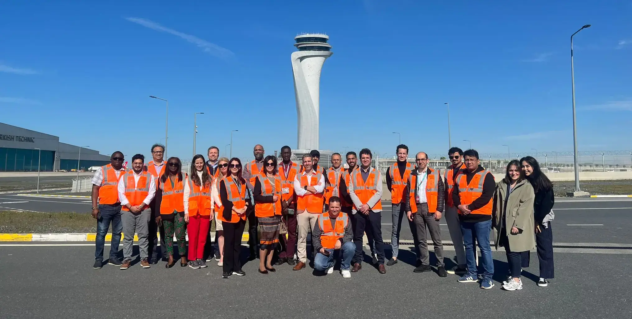 havalimanı istanbul yazısı önünde iga çalışanları