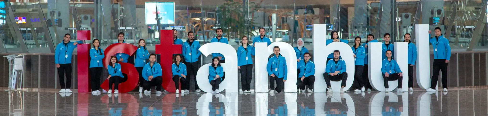 havalimanı istanbul yazısı önünde iga çalışanları