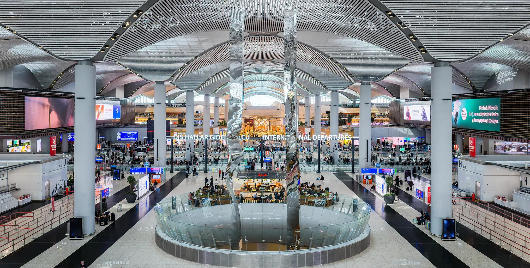 istanbul havalimanı terminal alanında dolaşan insanlar